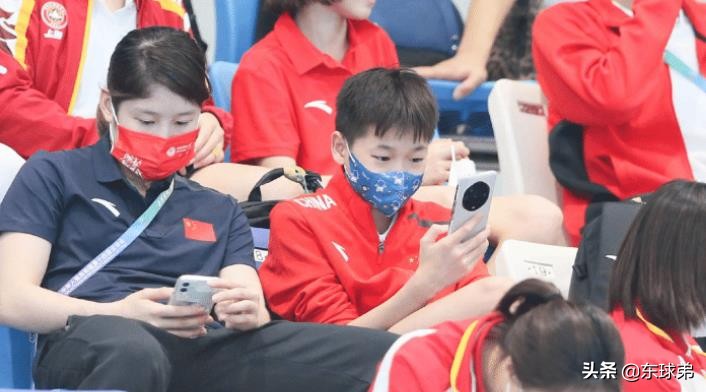 用9000元手机，全红婵飘了？真相曝光，红姐把“豪礼”送给闺蜜