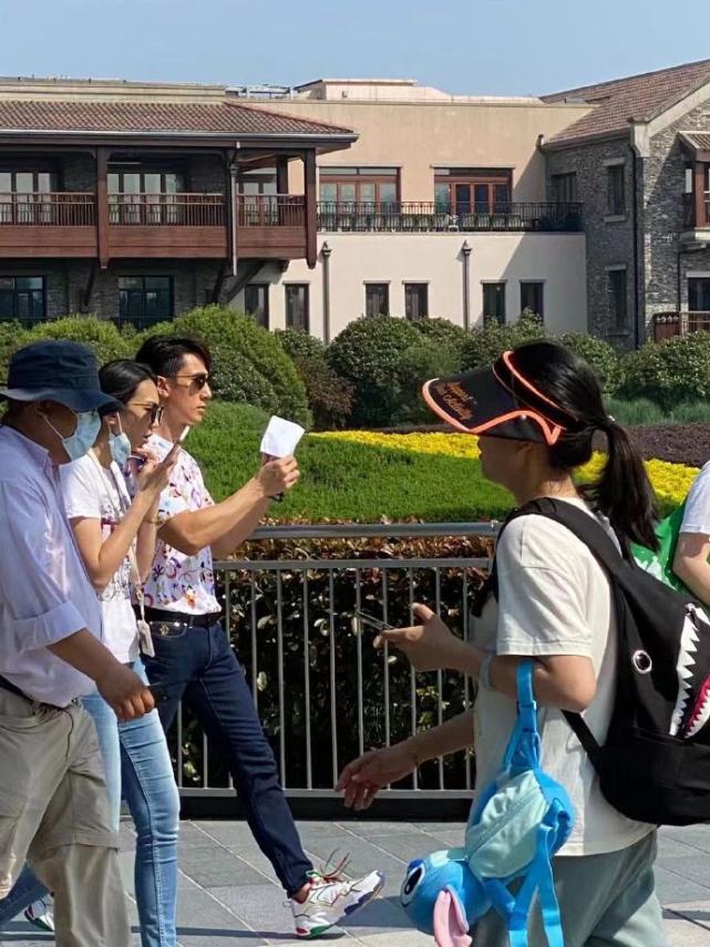 網友迪士尼偶遇吳尊，路人鏡頭下頭圍太小了，帥得發光不像倆娃爸
