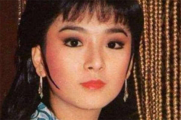 曾是琼瑶最爱女星，还与林心如对骂，直到43岁才出嫁