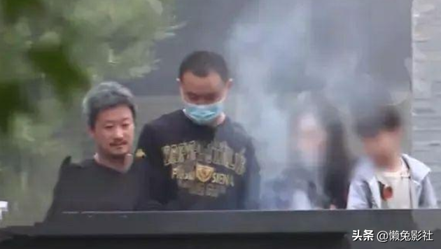 武警谢楠一家三口现身街边烧烤，昔日硬汉的他如今也满头斑白