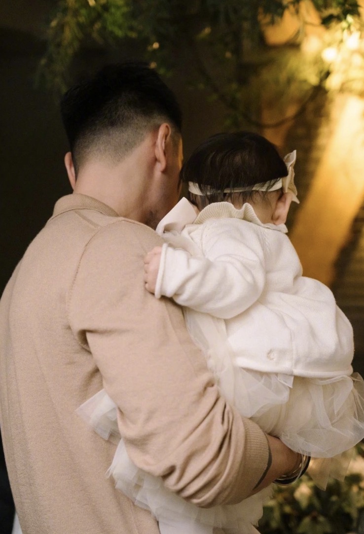 王阳明晒照为1岁女儿庆生，透露孩子大名，担心她将来被男生追求