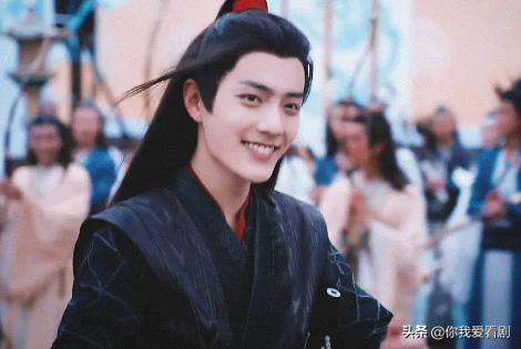 终于懂了肖战在娱乐圈里的笑，那是90后明星的爱