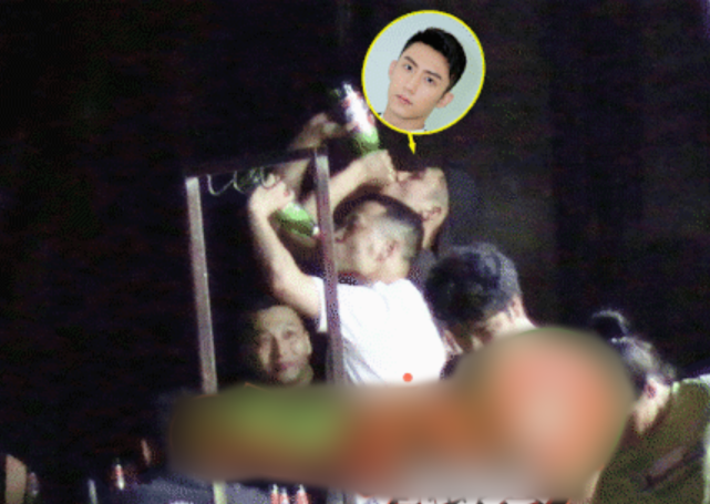 黄景瑜街头撸串，喝醉酒后对身旁男友人搂腰勾脖放飞自我