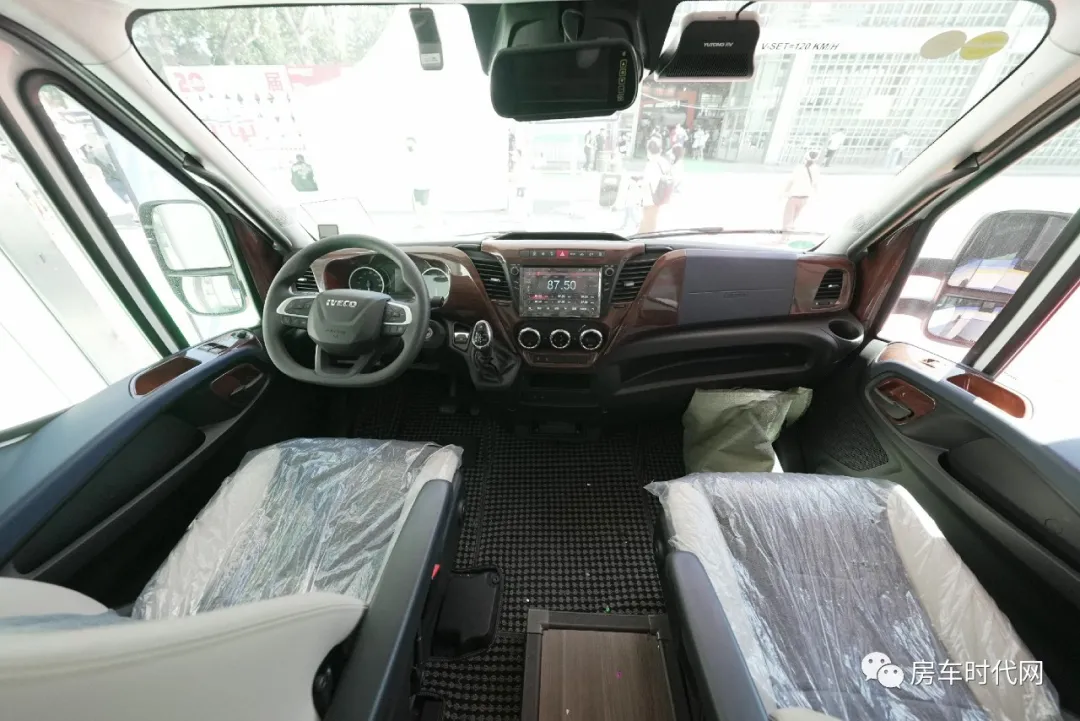 宇通C630 高颜值 真品质 进口依维柯底盘 精品双拓展