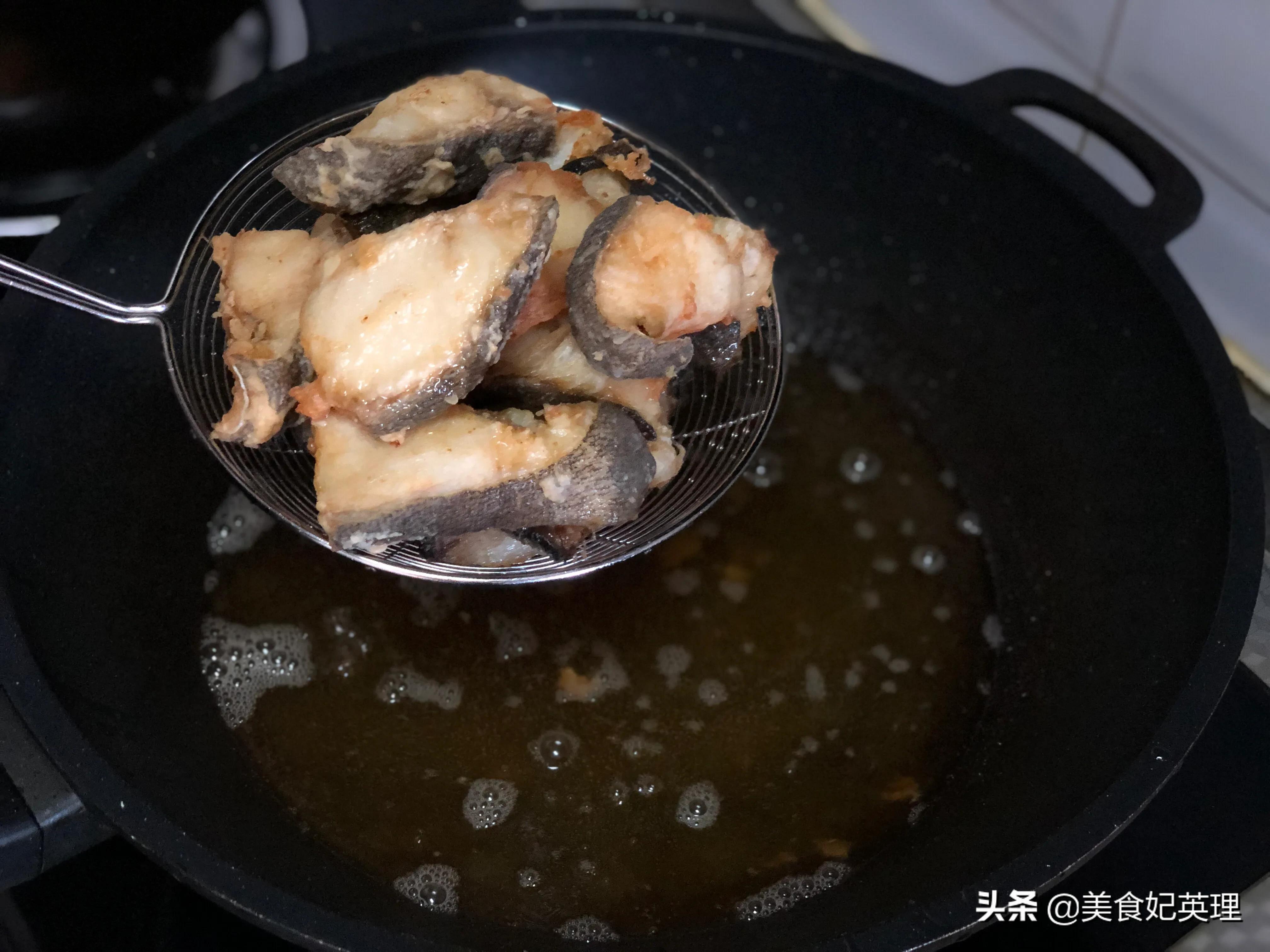 鳕鱼别再炖着吃了，试试这做法，麻辣鲜香巨下饭，老公直竖大拇指