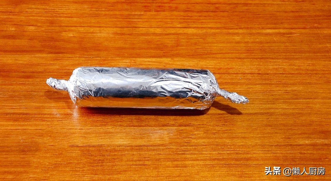 做鸡腿时，鸡肉里面包着咸蛋黄，记住这1点，没有腥味