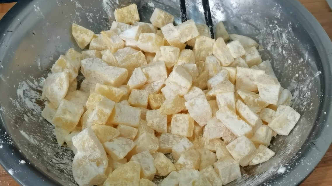 土豆用这种方法做，外酥里软，美味可口，既可以是菜也可以当零食