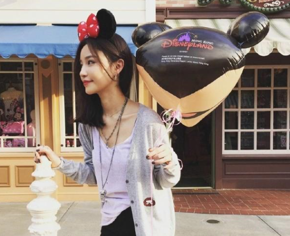 王思聪在泰国被拍到和一女孩街头逛夜市，看清