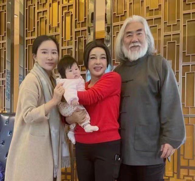刘晓庆看望张纪中一家，最困难的时候有知遇之恩，友情深厚