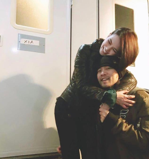 周杰倫520表白昆凌，穿情侶裝擺同款二郎腿，王力宏老婆點贊羨慕