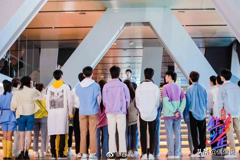 易烊千玺录制央视新选秀，画面被吐槽像班主任发试卷：温暖又刺激