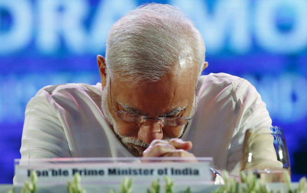 莫迪还要沉默？愤怒的农民拆毁1500座信号塔，亚洲首富遭重大损失