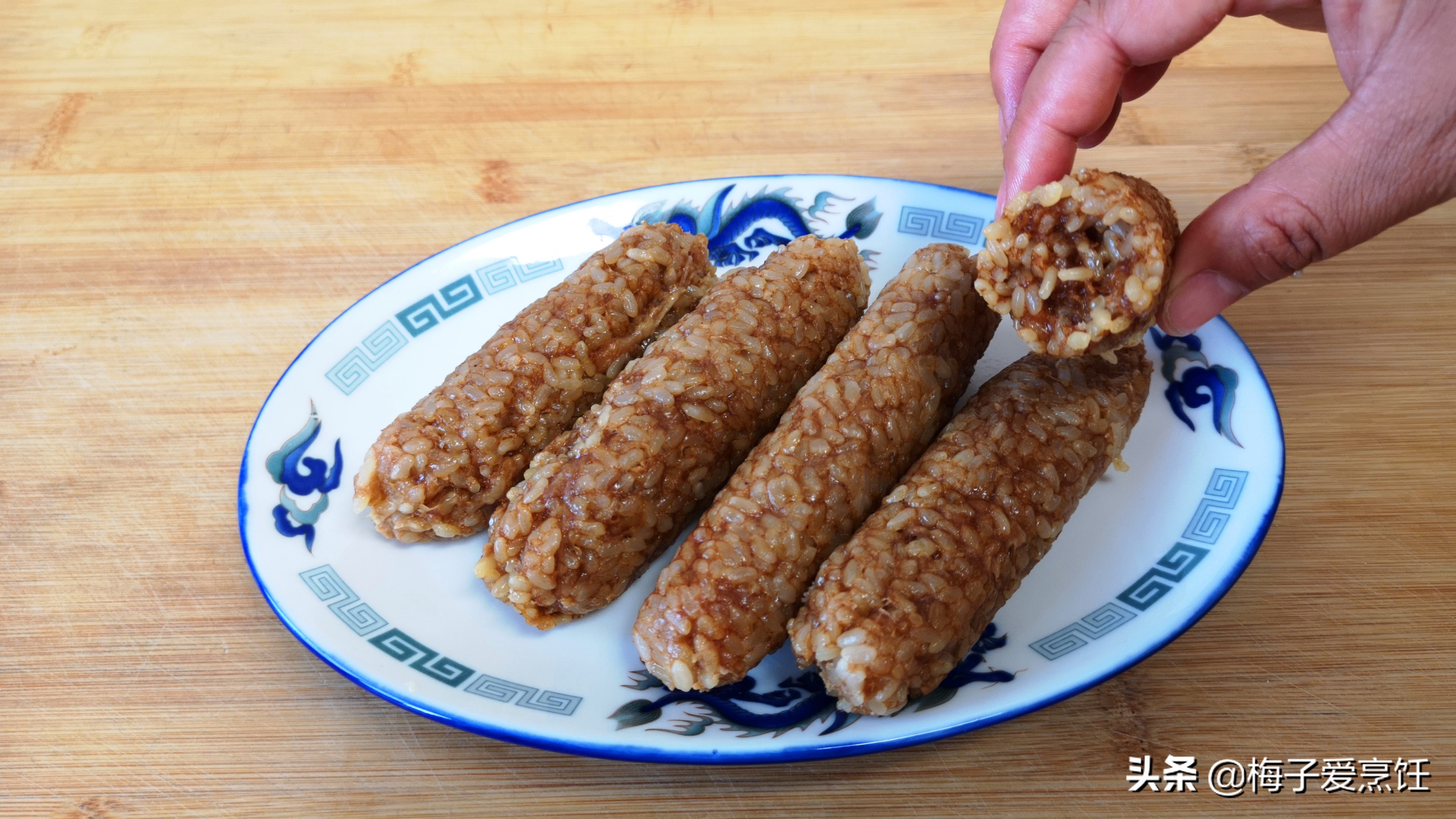 The method of making glutinous rice and pork intestines is salty, fragrant, soft and glutinous. There are no additives, and the ingredients are simple.