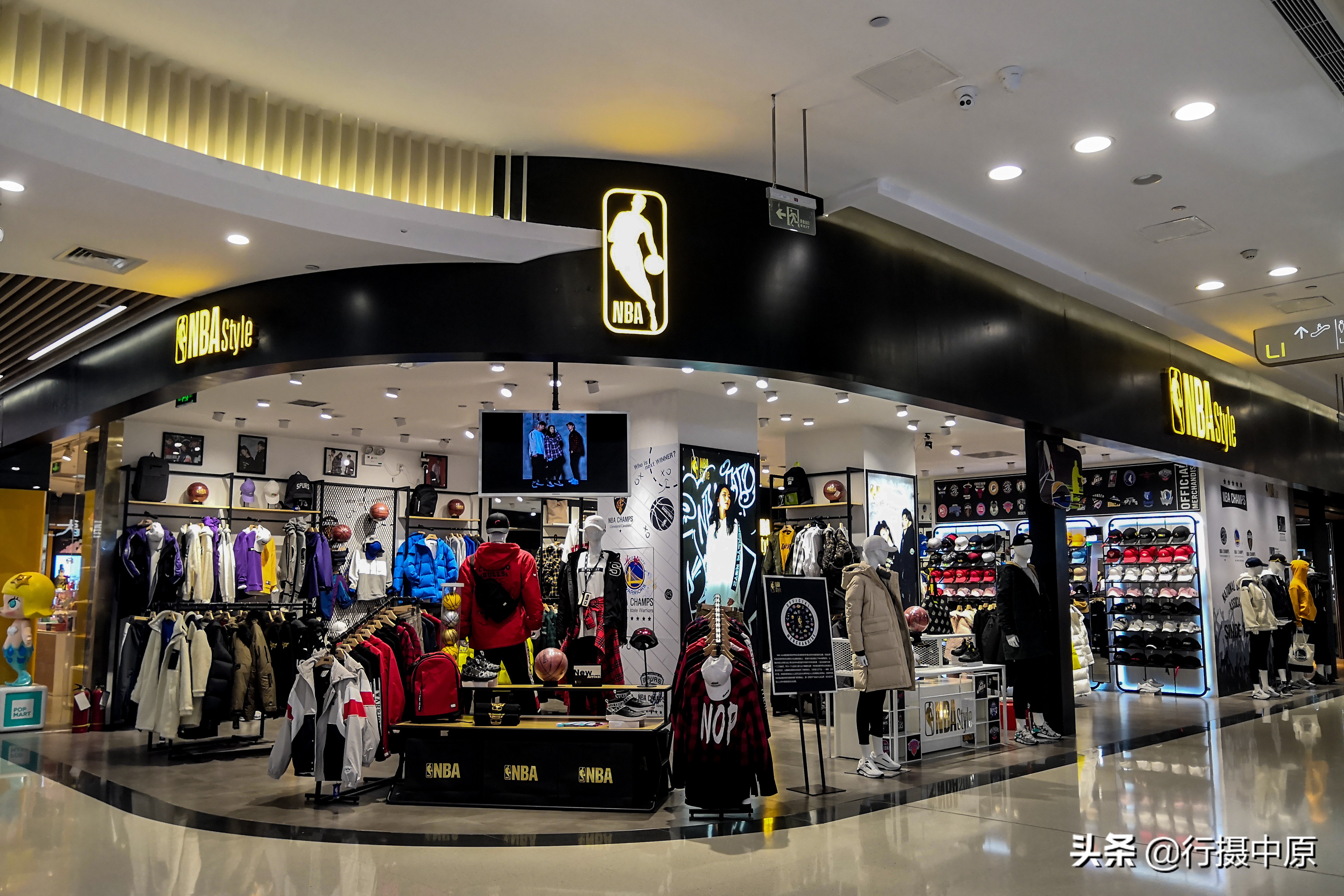 淘宝上有哪些nba球衣店(探访郑州的nba店铺后，发现这些店有了一致的变化)