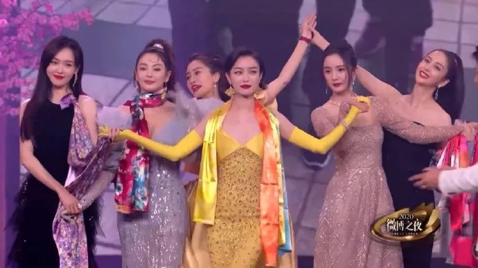 微博之夜尴尬瞬间：杨幂不满安排直接垮脸，丁