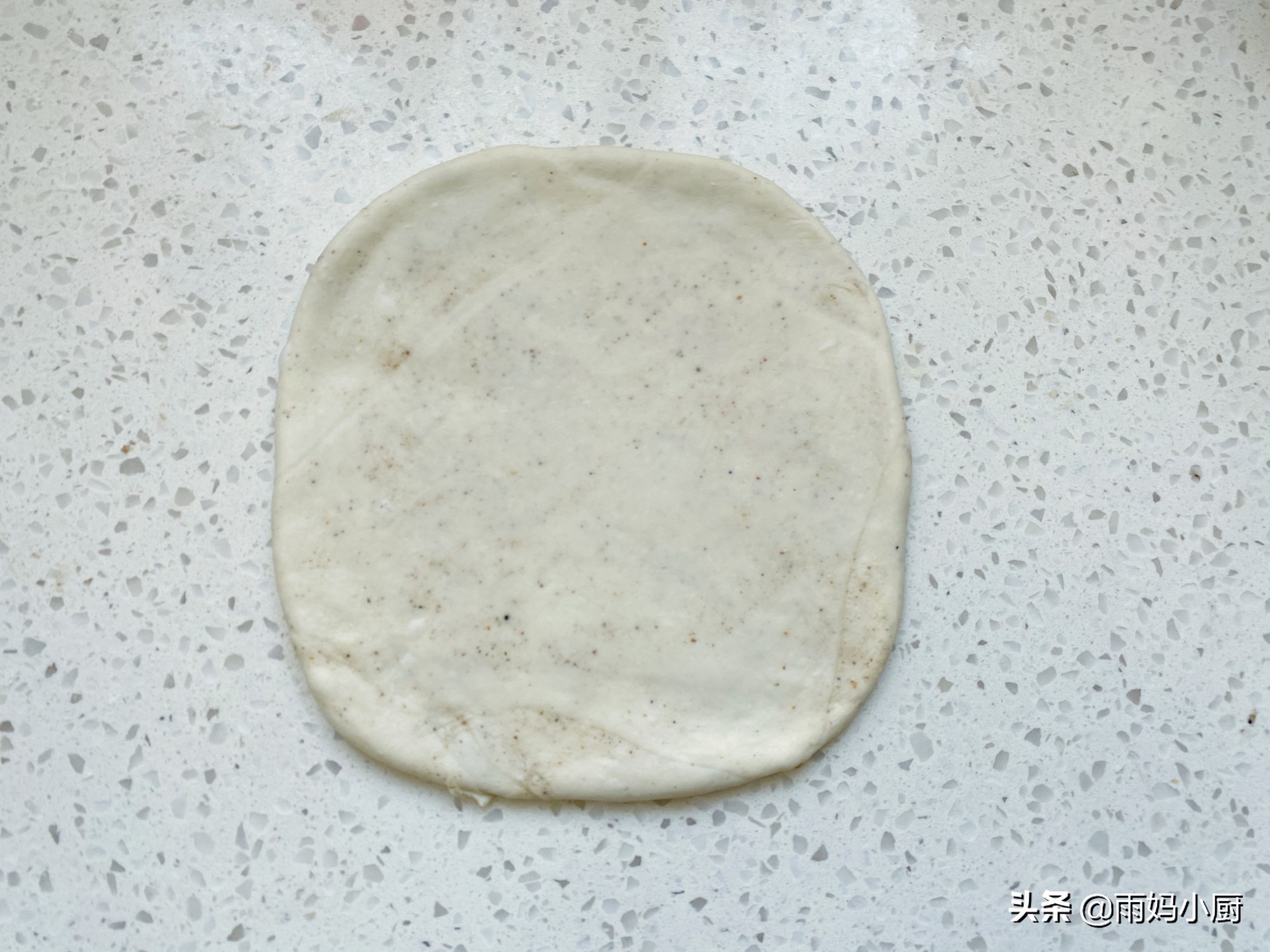 教你椒鹽油餅家常做法，外酥里香層次分明，咬一口香酥掉渣