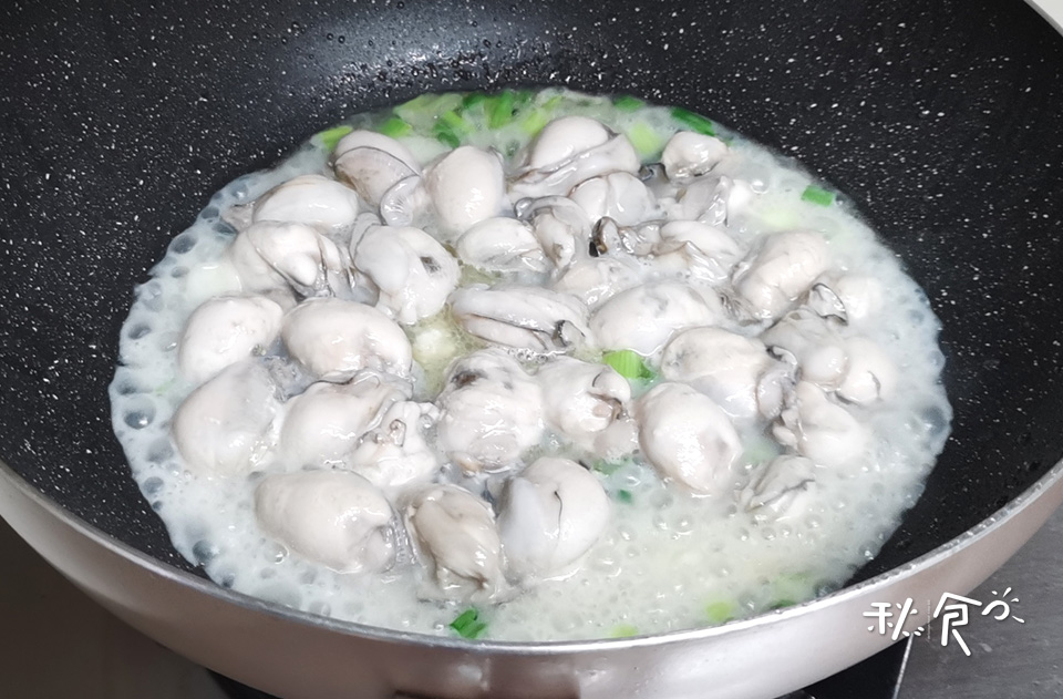 Not only can oysters be roasted and eaten, but if you change this method, they are "fresh" and fry a plate without appetite, which is really appetizing.