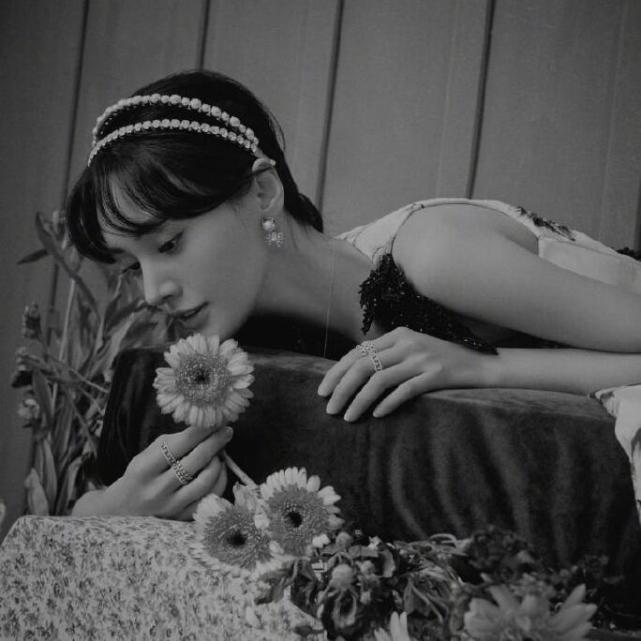 郑爽深夜更换黑白头像，个人状态令人堪忧，粉