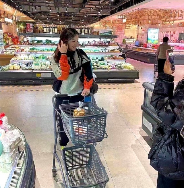 張柏芝逛超市被路人認出，穿極其寬鬆的外套都無法掩飾隆起的腹部