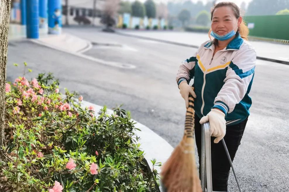 老师，您笑起来真好看——记双流区金桥小学“三八”妇女节活动