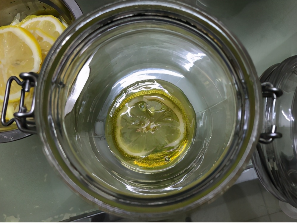 小小柠檬作用大，清爽解腻，长期饮用还有美白功效