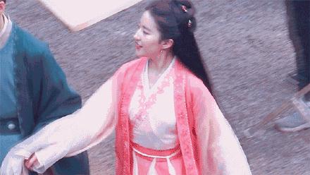 Liu Yifei, Chen Xiao pulls hand road to appear, the belle matchs a handsome young man, this battle array is good fear to faint him knock