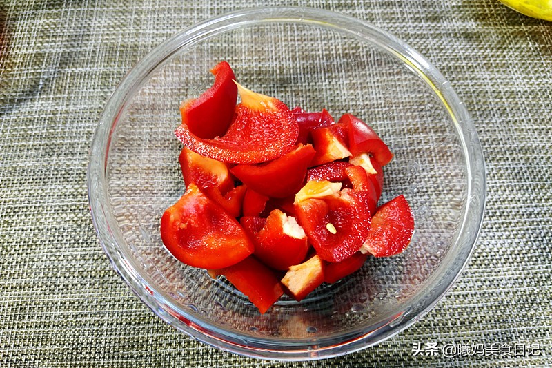 The pineapple sweet and sour pork is done in this way, the cost is low, the time is short, the key taste is authentic, share my specialty