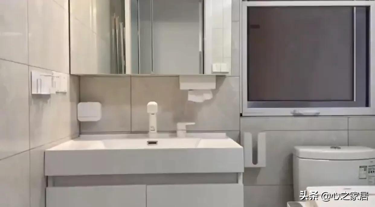 65㎡纯白色简约家装设计，干净利落的小户型，整洁明亮的家居风格