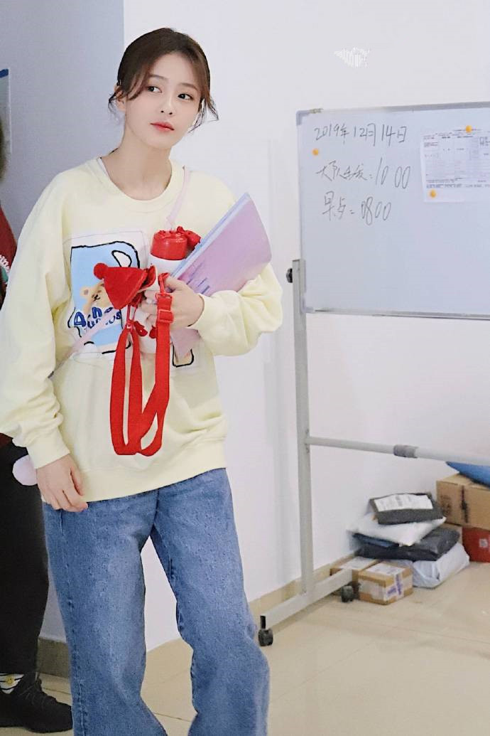 清新又美丽的小可爱套装，春季这么穿，年轻又