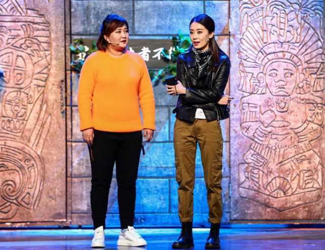 她是冯巩“女儿”，因春晚跷二郎腿一炮而红，