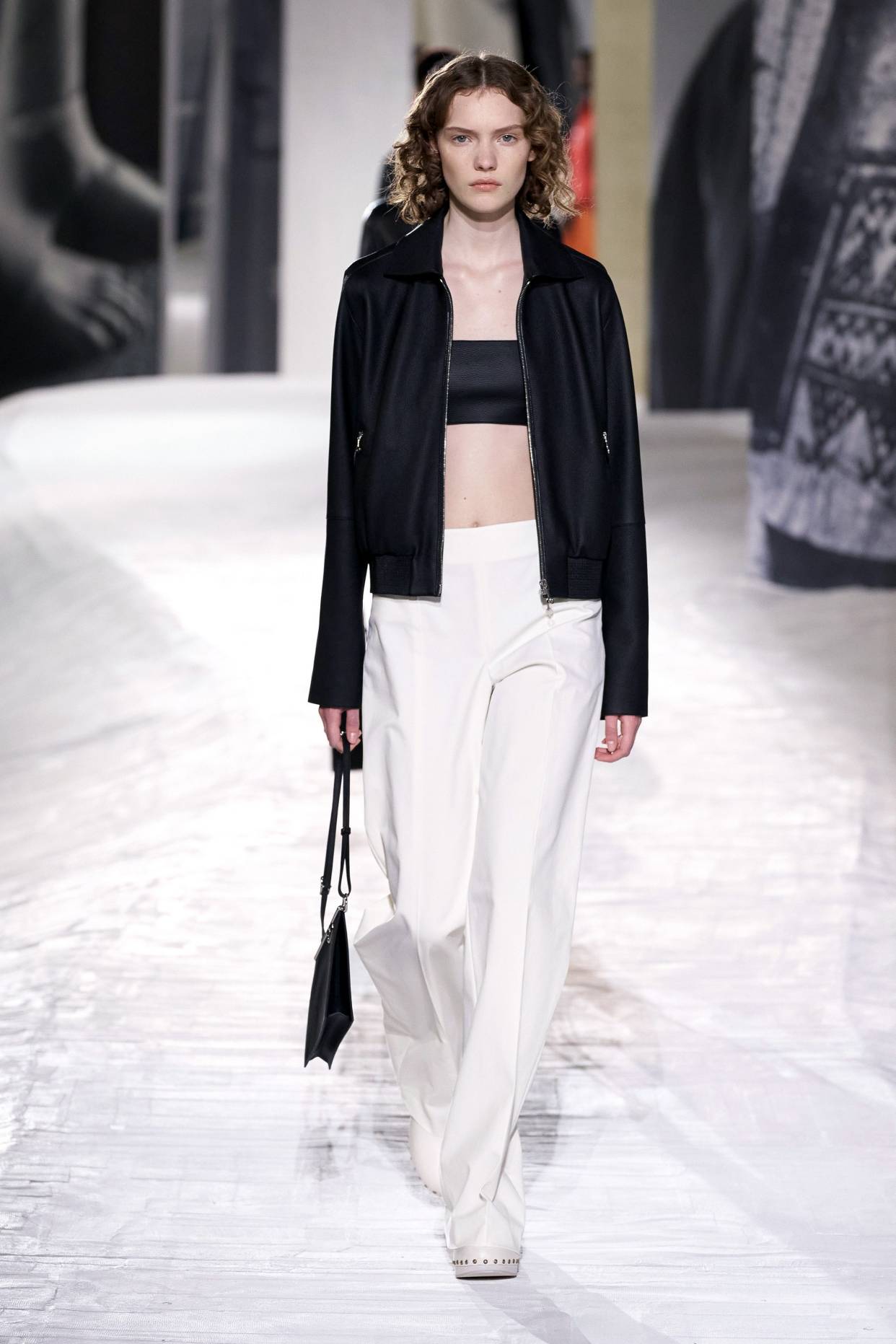 阿湯哥女兒１５歲了！ 沒有小時候美，皮夾克搭配Ｔ卹約會時尚個性