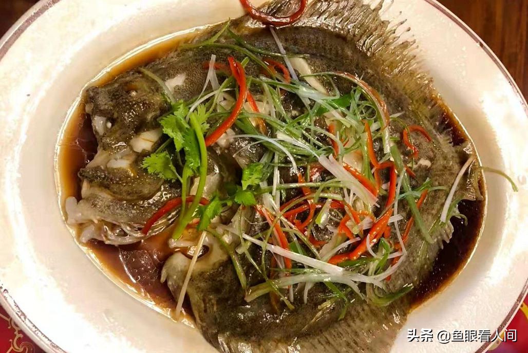 中秋节餐桌美食，看青岛人的海鲜大餐，梭子蟹和大虾不可少