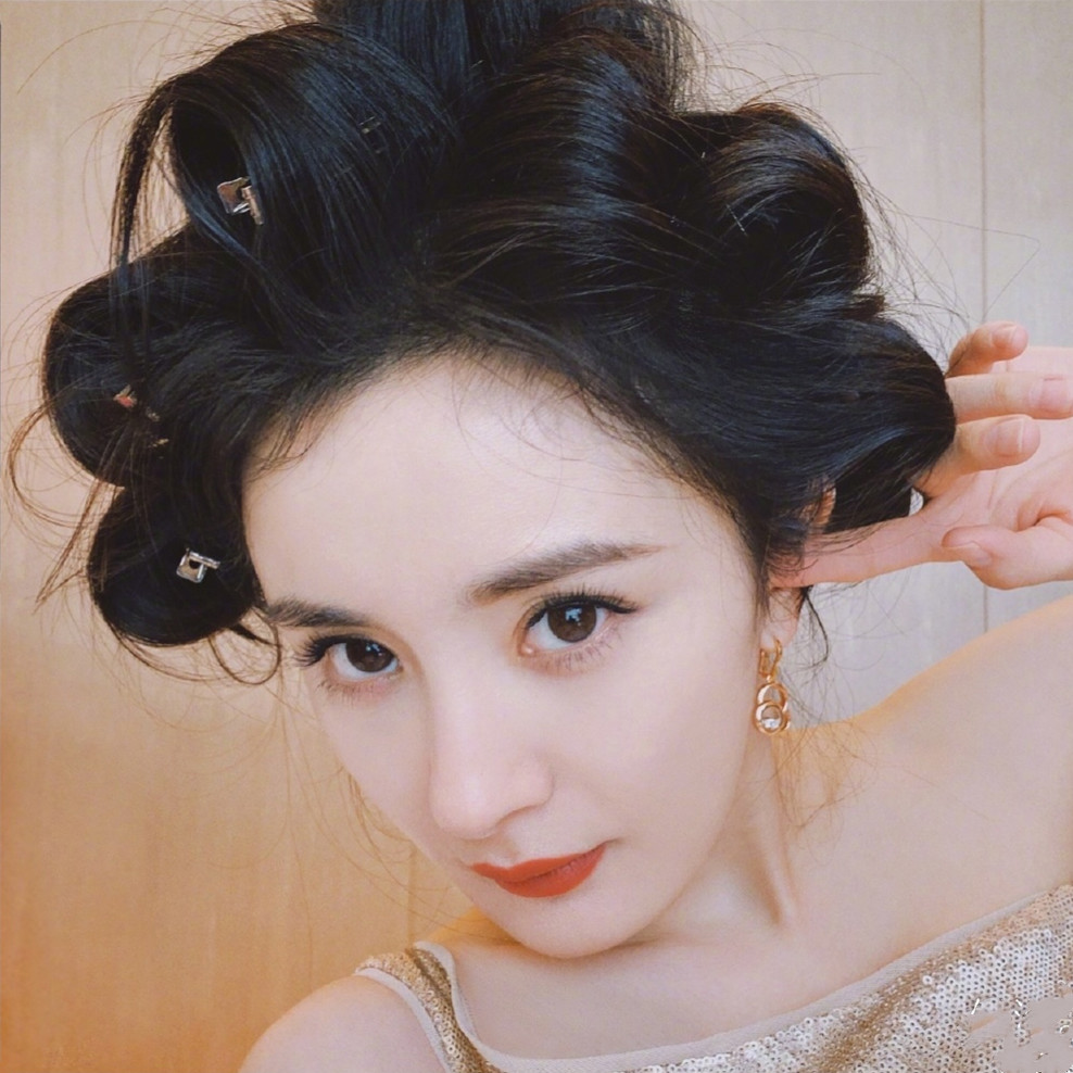 杨幂遭恶意代拍，角度刁钻被拍大腿根，剧组呼