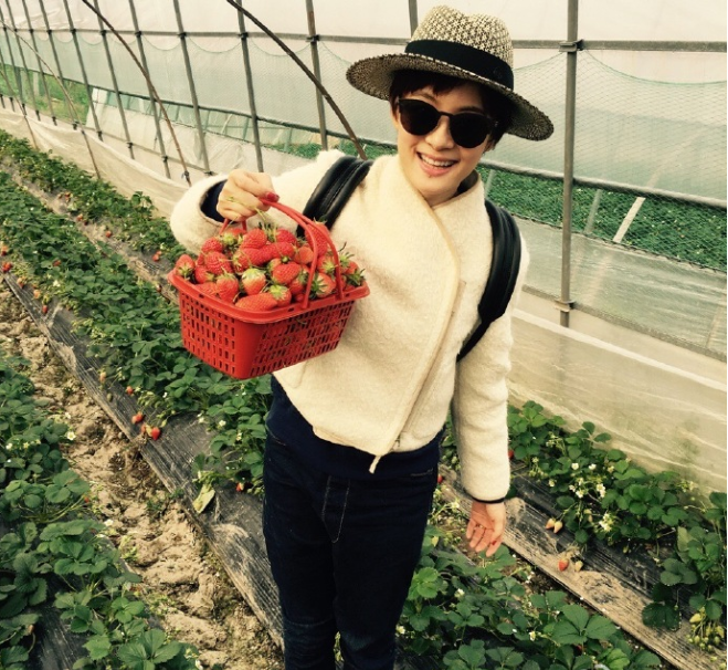 邓超夫妇携子女摘草莓，孙俪穿全绿造型减龄，