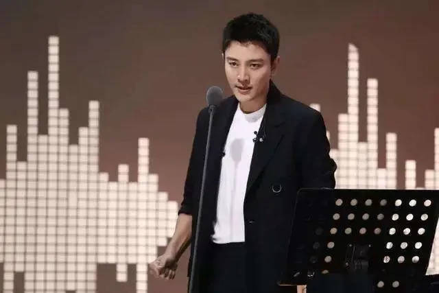 7岁甜馨相当独立，街头骑单车又美又飒，使劲抬