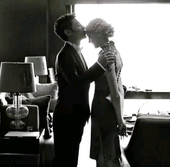 撒贝宁外国妻子晒亲吻照，穿露背紧身裙秀身材