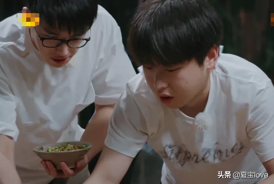 彭昱畅许魏洲抢着吃饭，谁注意任嘉伦的反应？