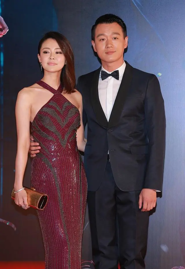 佟大为老婆身材真好，“肚兜”连衣裙很性感，