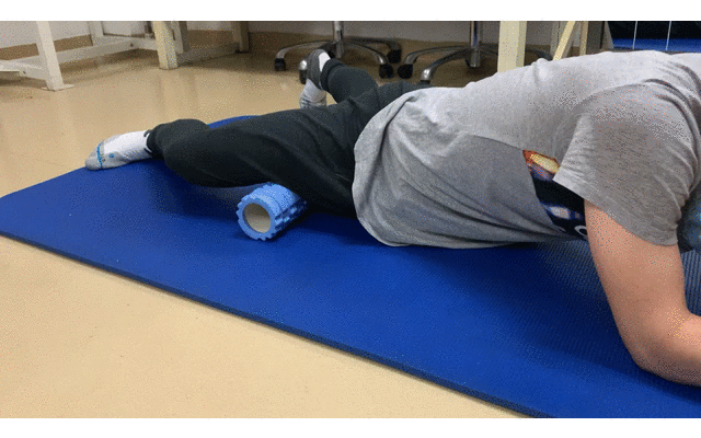 泡沫轴放松髋内收肌03伸展阔筋膜张肌和髂腰肌侧身站立,用右手靠在约