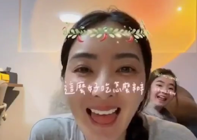 曹格老婆久违晒女儿，Grace躲妈妈身后甜笑抢镜，漂亮又有气质