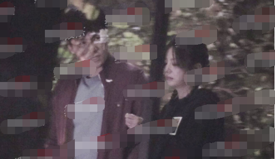 赵薇秦昊深夜片场路透，亲密挽手荡秋千，CP感十