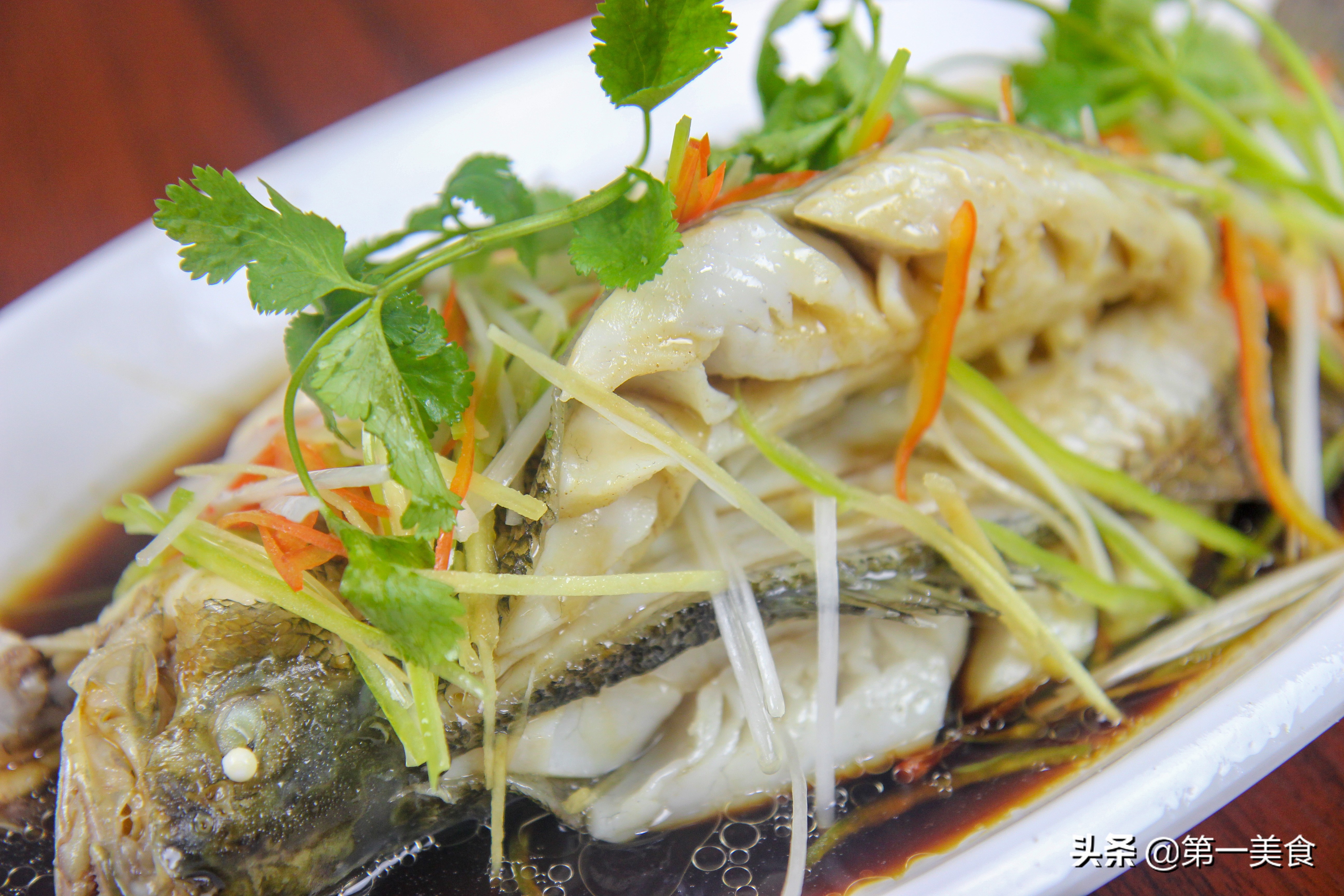 图片[1]-清蒸鲈鱼的正宗做法 清淡无油 鱼肉鲜嫩 营养丰富-起舞食谱网