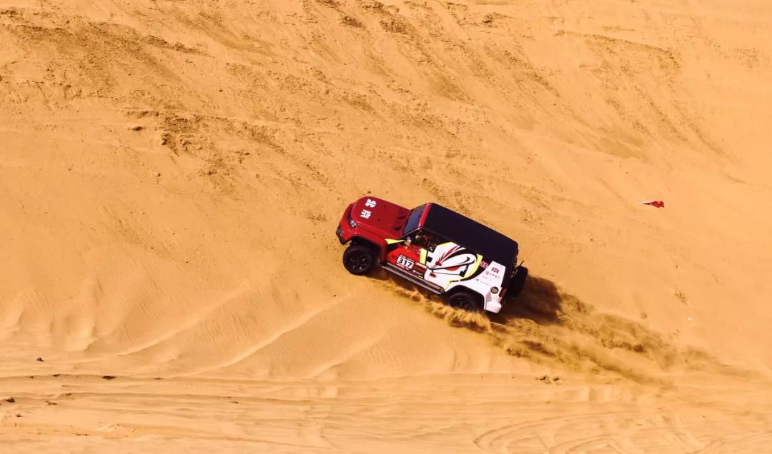 自主硬派越野怎么选？一箱油续航超1千公里的BJ40值得考虑