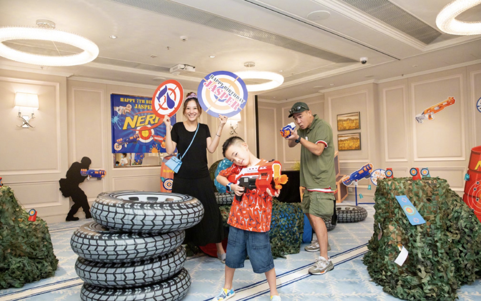 應采兒定居上海送兒子上國際學校，接Jasper放學時表演跳舞很賣力