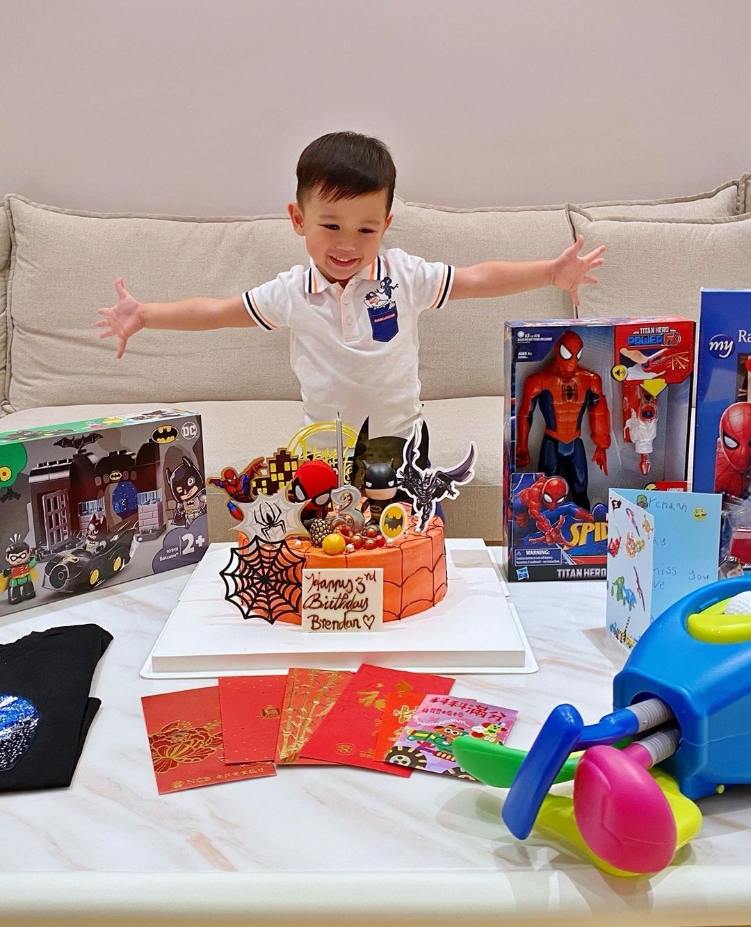 胡杏儿儿子3岁生日，与妈妈远程视频庆生，奕霆职业假笑模样超萌