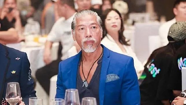 型！57歲東升耀揚(yáng)“烏鴉”出席澳門飯局，發(fā)須全白與紅裙女合唱