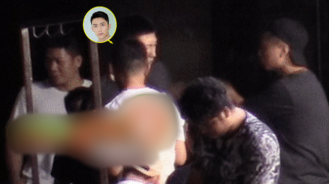 黄景瑜街头撸串，喝醉酒后对身旁男友人搂腰勾脖放飞自我