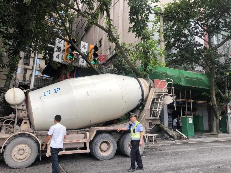 重庆|渝中警讯丨路边行道树被“连根拔起” “罪魁祸首”竟然是这辆罐装车