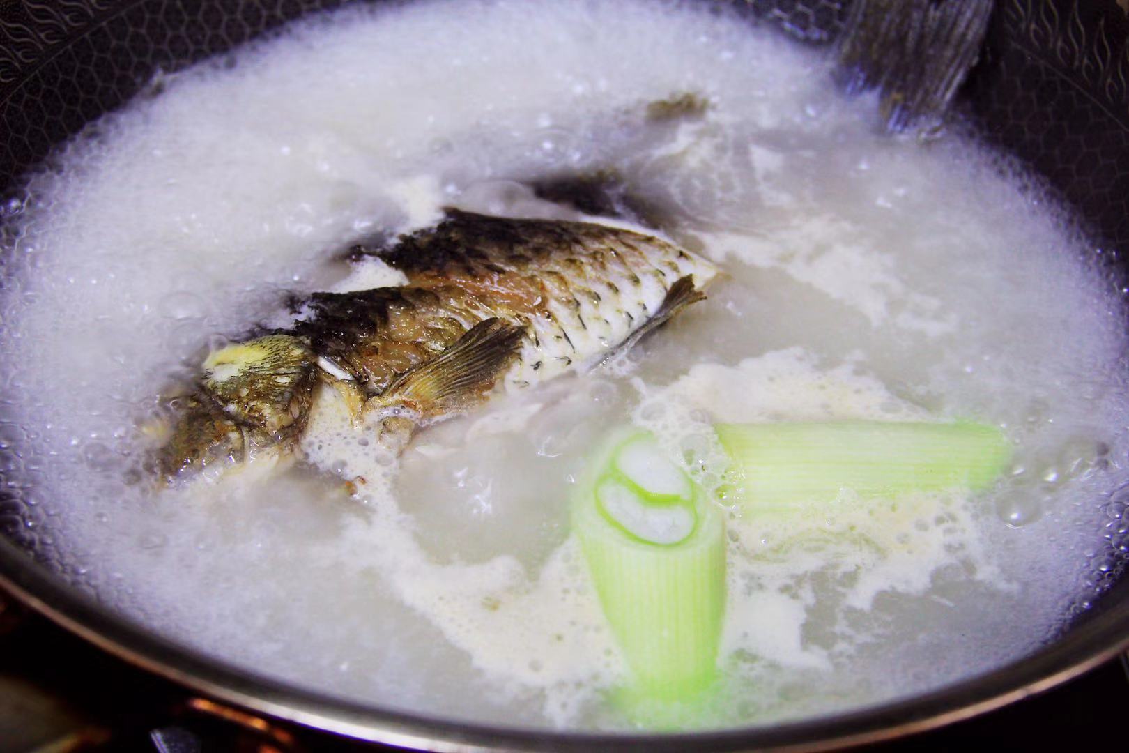 图片[9]-鲫鱼豆腐汤做法步骤图 煮汤鲜美营养高尤其老人孩子要多喝-起舞食谱网