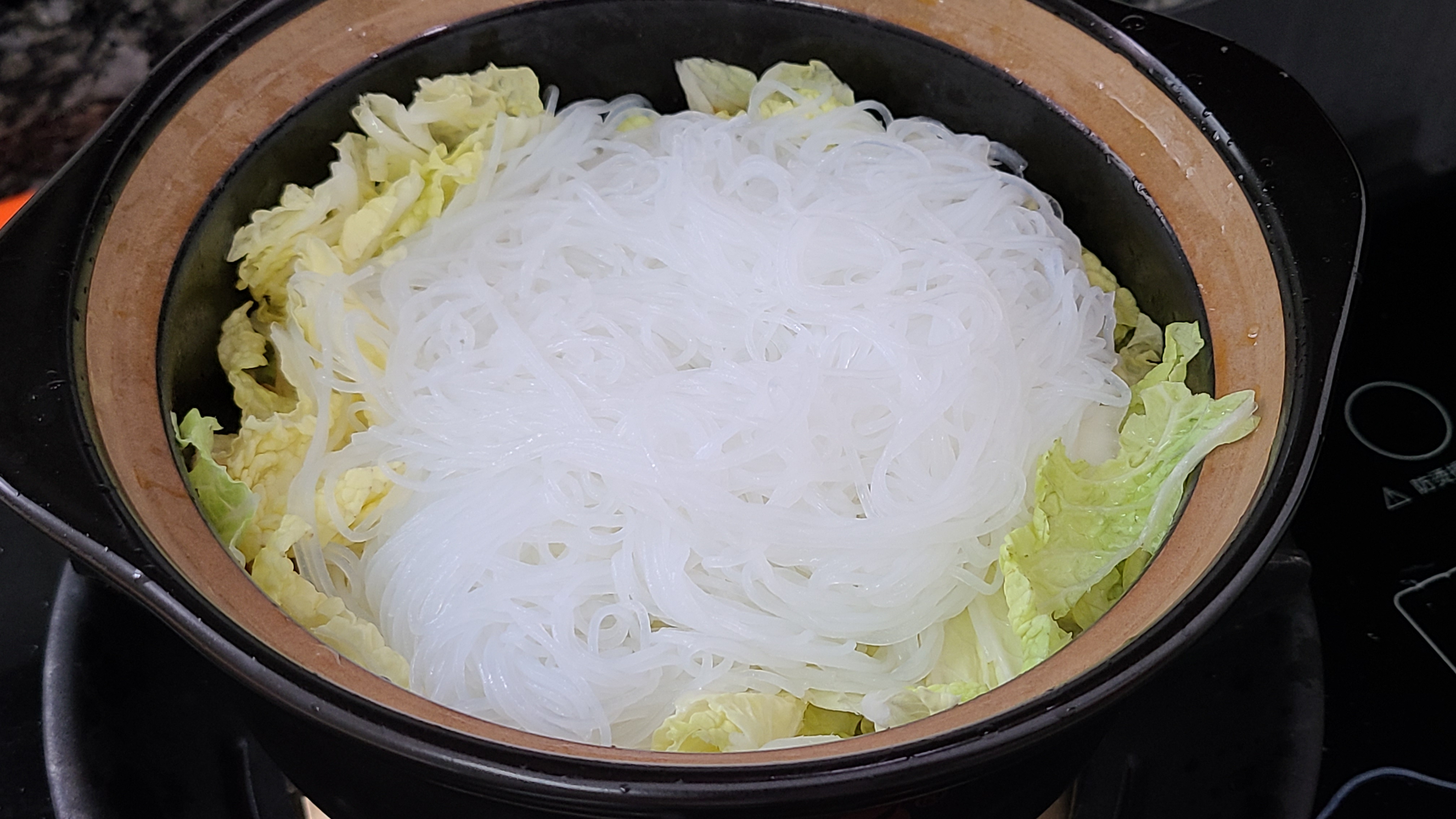 家常版白菜豆腐煲，简单好吃味道棒，天冷吃这道菜正好